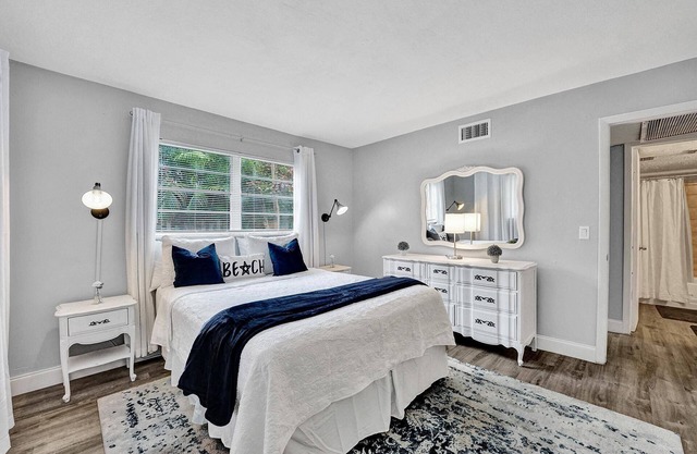 ⭐Only 5 Minutes To Beach ⭐ Downtown, Fast Wi-fi, Free Parking, Outdoor Grill