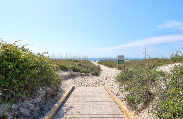 Only 99 Dollars! Fall Getaway Special! Cozy 1BR steps from beach