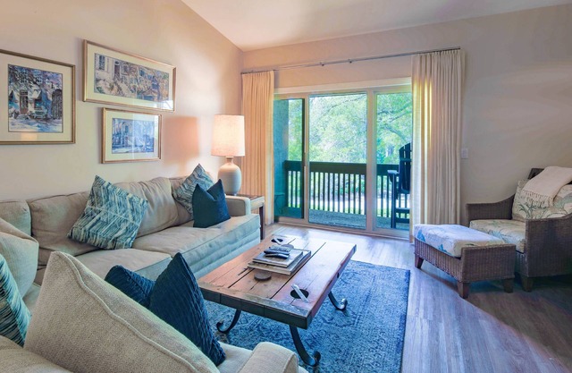 Only a 2 Minute Walk to Salty Dog, Pool, Marina & Beach! Perfect South Beach Vacation Getaway!