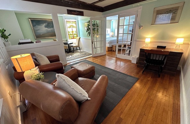 Open and airy, dog friendly 1 Bed/1 Bath/Suite on Historic Spring St.