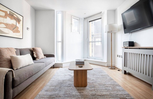 Open plan Hackney 1BR nr shops & restaurants, by Blueground