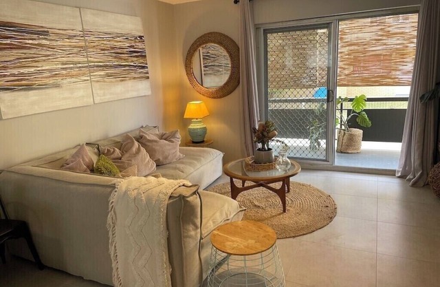 Opposite Sedgley Parkn2 bedroom spacious apartment with 2 Queen size beds