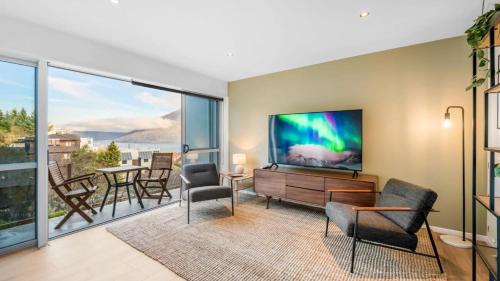 Opuke House- Free Parking- Lake views- BBQ- Spa