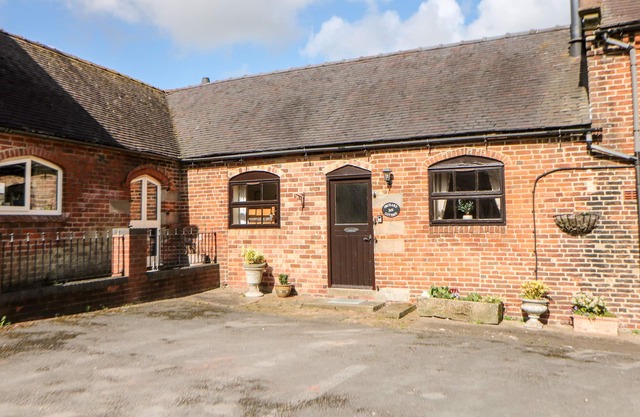 ORCHARD COTTAGE, pet friendly, character holiday cottage in Edlaston