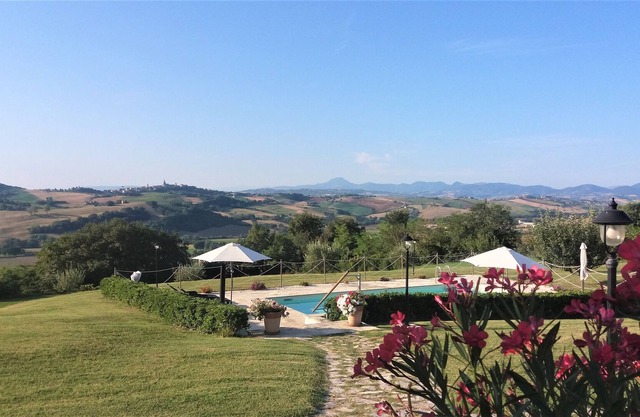 Original country house in the green heart of the Marche with swimming pool and garden!