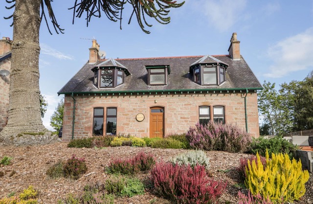 ORRINSIDE, pet friendly, luxury holiday cottage in Muir Of Ord