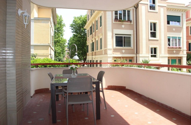 Ostia-apartment 50 mt from the beach, near historic center-sea view