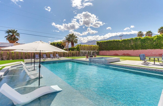 Outdoor Entertainment: Palm Springs Group Escape
