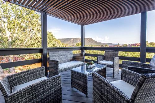 Outdoor Entertaining Space Sedona Mtn-View Home