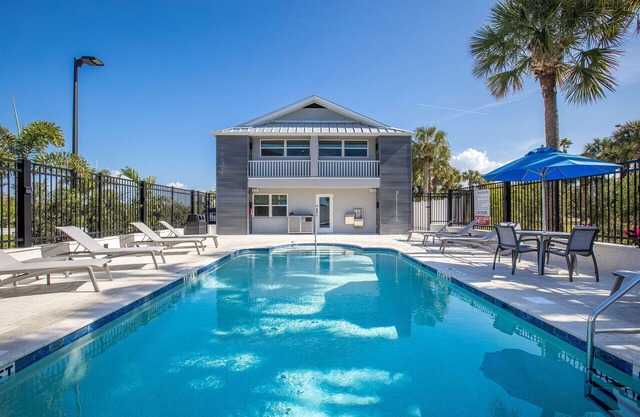 Outdoor Escape! 2 Amazing Units w/Kitchen, Beach, Pool