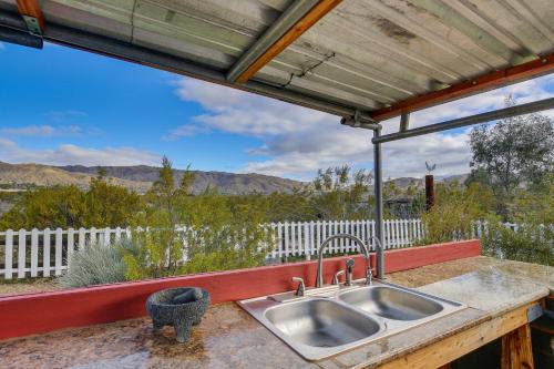 Outdoor Kitchen Mtn-View Morongo Valley Cabin!