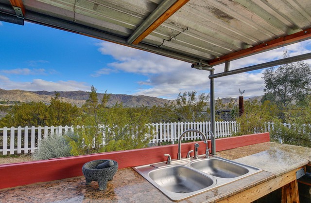 Outdoor Kitchen: Mtn-View Morongo Valley Cabin!