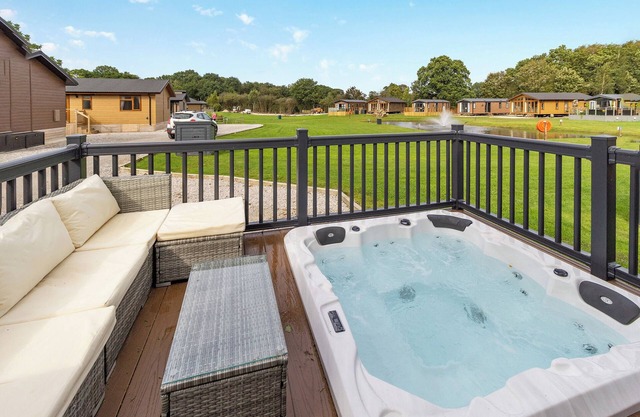 Outstanding and luxurious lodge with one double bedroom and one twin bedroom.