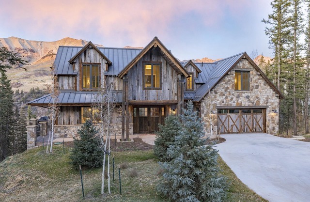 OVERLOOK HAUS- Mountain Oasis Overlooking San Sophia’s Ridge, Fire Pit & Hot Tub