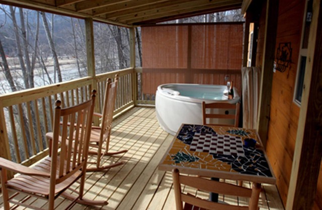 Owl's Nest Cabin. Romantic Cabin on beautiful Lake Lure!