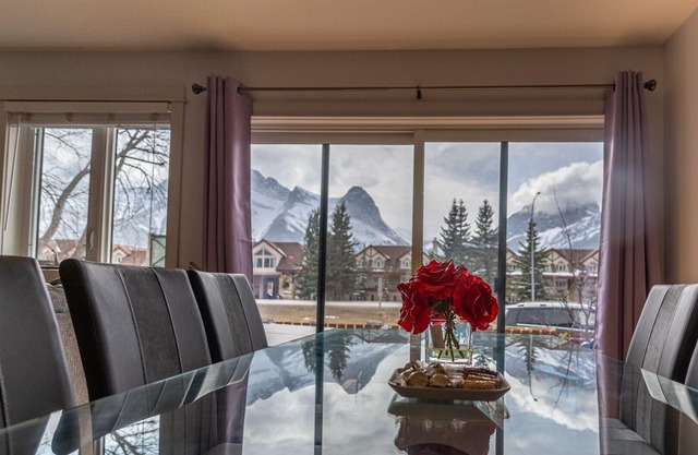 P1 - Private Hot Tub - 3 Bedroom Home - Mountain View