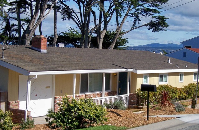 Pacific Grove "Beach Tract" cozy yellow bungalow 1 street from Monterey bay
