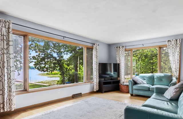 Paddock Lakeside Retreat