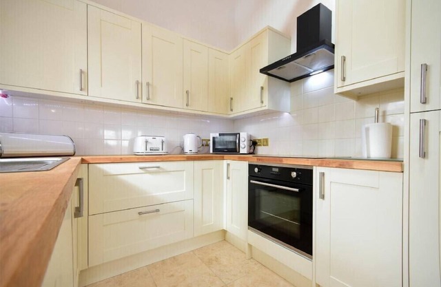 PADDY'S MOUNT COTTAGE, pet friendly, with a garden in Alnwick