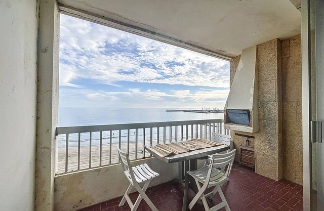 Palavas bright F2, near beach and shops, TV and wifi included