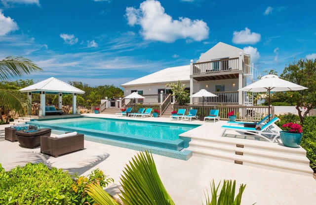 Palm Jewel - Luxury villa, private outdoor oasis w/pool, walk to SAPODILLA BEACH