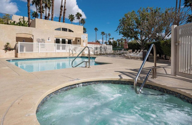 Palm Springs 2-bedroom Condo. Panoramic views! Garage, Pool, Hot Tub