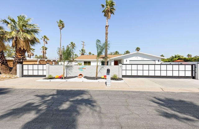 Palm Springs Deluxe Rentals + Putting Greenn