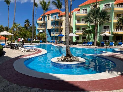 Palm Suites E-6-two-level apartment with a view of the pool