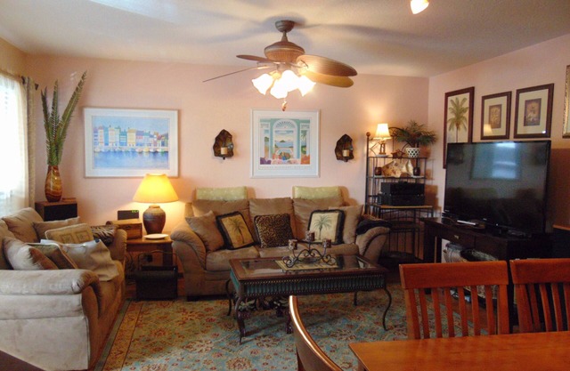 Palm Tree Paradise Lakefront Condo Sleeps 6 Adults With King Bed & 2 Queen Beds