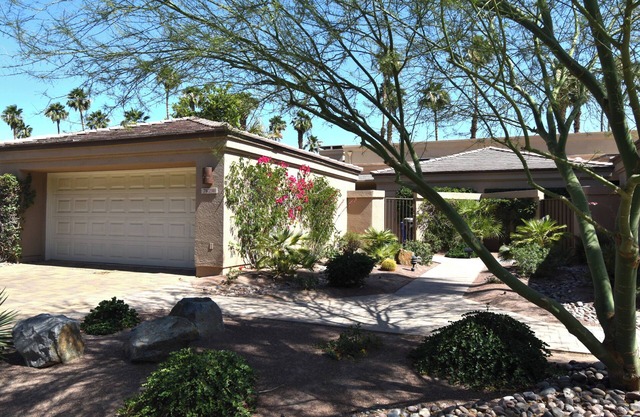 Palm Valley, beautifully remodeled 2b 2ba Condo w/golf cart on 6th fairway,