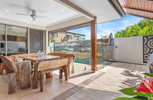 Palmtree Paradise with a pool and double lock up garage