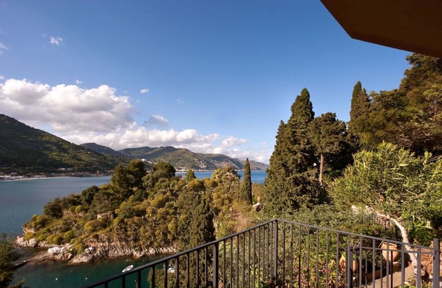 Panoramic apartment in Taormina with private access to the sea