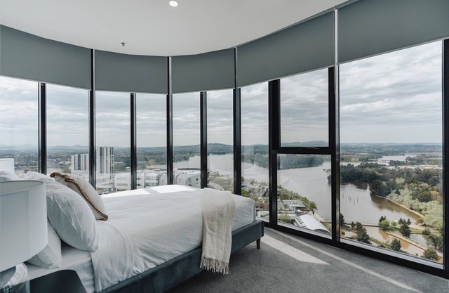 Panoramic Lake View 2-Bed with Pool, Gym and BBQ
