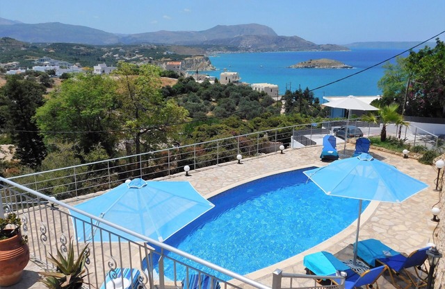 Panoramic views & a Private Pool. Walk to beach & tavernas in Almyrida or Plaka.