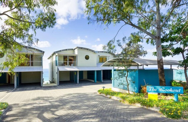 Panoramic views from this beautifully furnished unit set high on the hill.