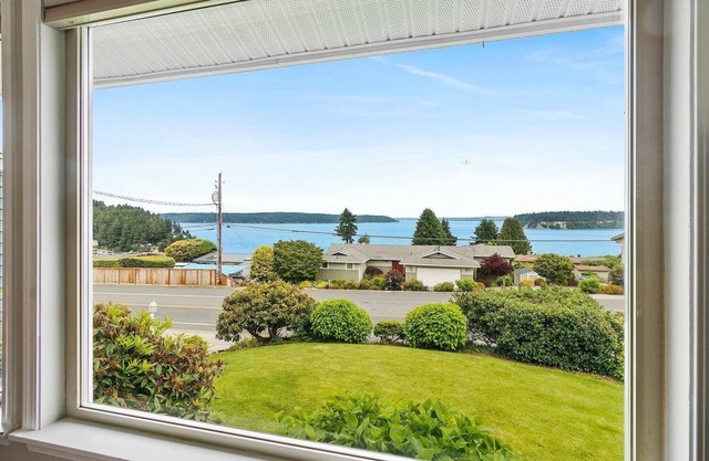 Panoramic views, walking distance to downtown and NEW ACn