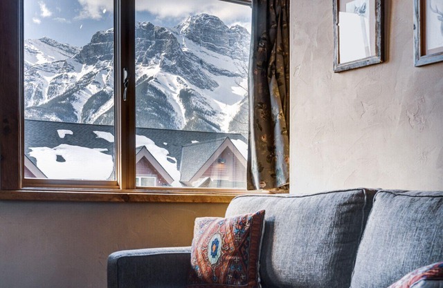 Pantbox Lodge · Paintbox Lodge~Sleeps 21~