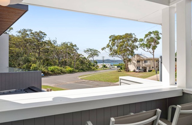 Paradise, 1-2B Bagnall Ave - water views, air con, Wi-Fi, Dog Friendly
