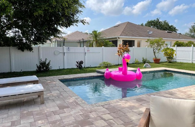 Paradise Heated Pool Home Near IMG and Siesta Key Beach