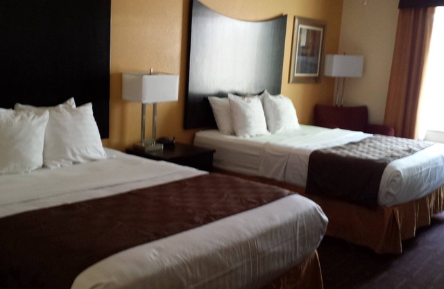 Paradise Inn & Suites