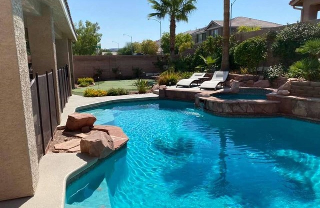 🌴🏊‍♂️🌞⛳Paradise off the strip, 4BR+Big Loft+Fun Backyard