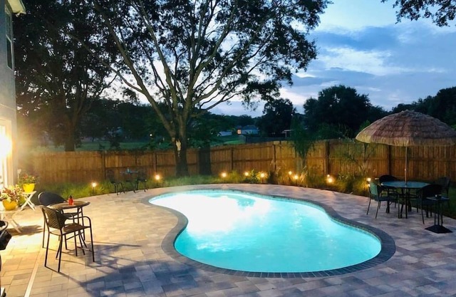 Paradise Villa Heated POOL, Hot Tub, BBQ & Fire Pit