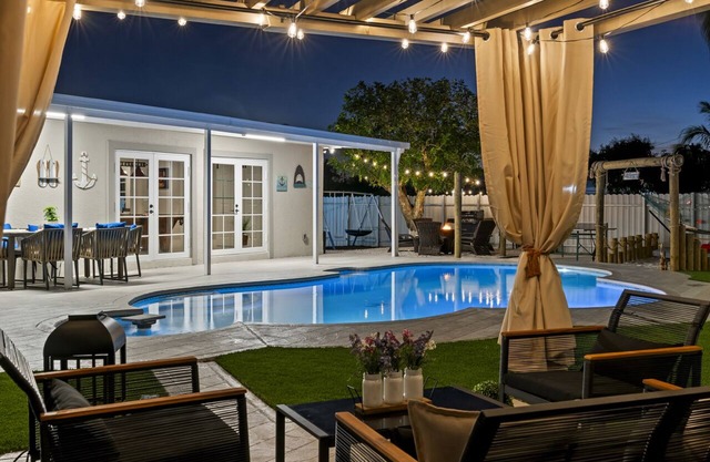 Paradise Villa-Lux Villa Near Beach, Pool & Fun Stay.