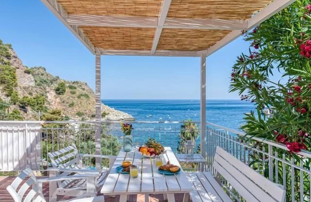 Paradisea Taormina Puutarhan Edessä