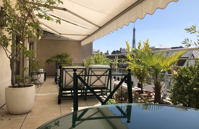 Paris 16 Luxe apt Trocadéro Terrace 2 rooms 2 bathrooms clim Eiffel tower view. classified