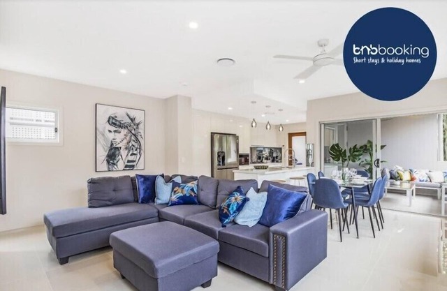Park Avenue Luxe 1BR - 4km to City, Outdoor BBQ
