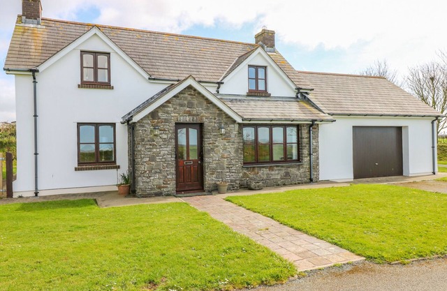 PARK HALL COTTAGE, family friendly, with a garden in Solva