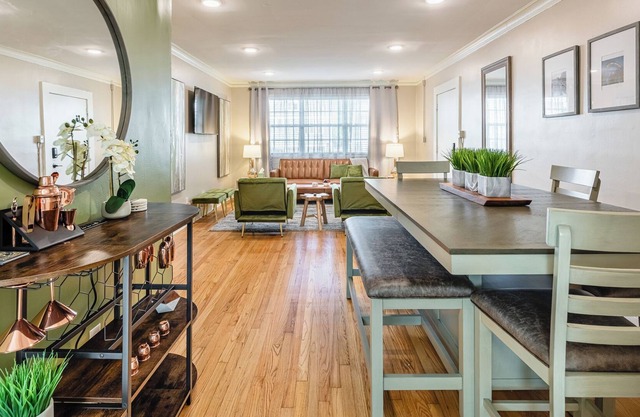 Parkside KING SUITE in Midtown with FREE PARKING