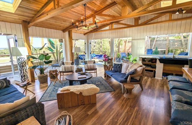 Parkside Penthouse-Epic POOL+Kayak+SUP+Lake+River+SWIM+HIKE+BIKE=City