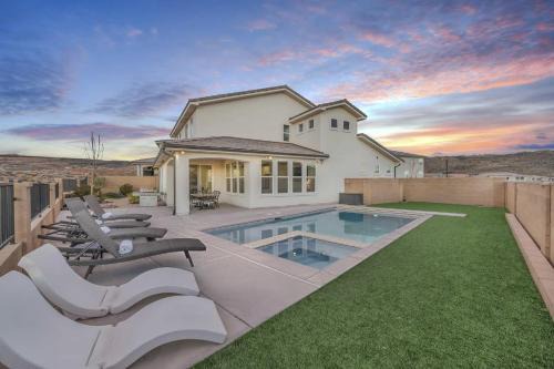 Paseos Poolhouse home